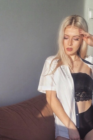 Escort girl Аня есть пол часа